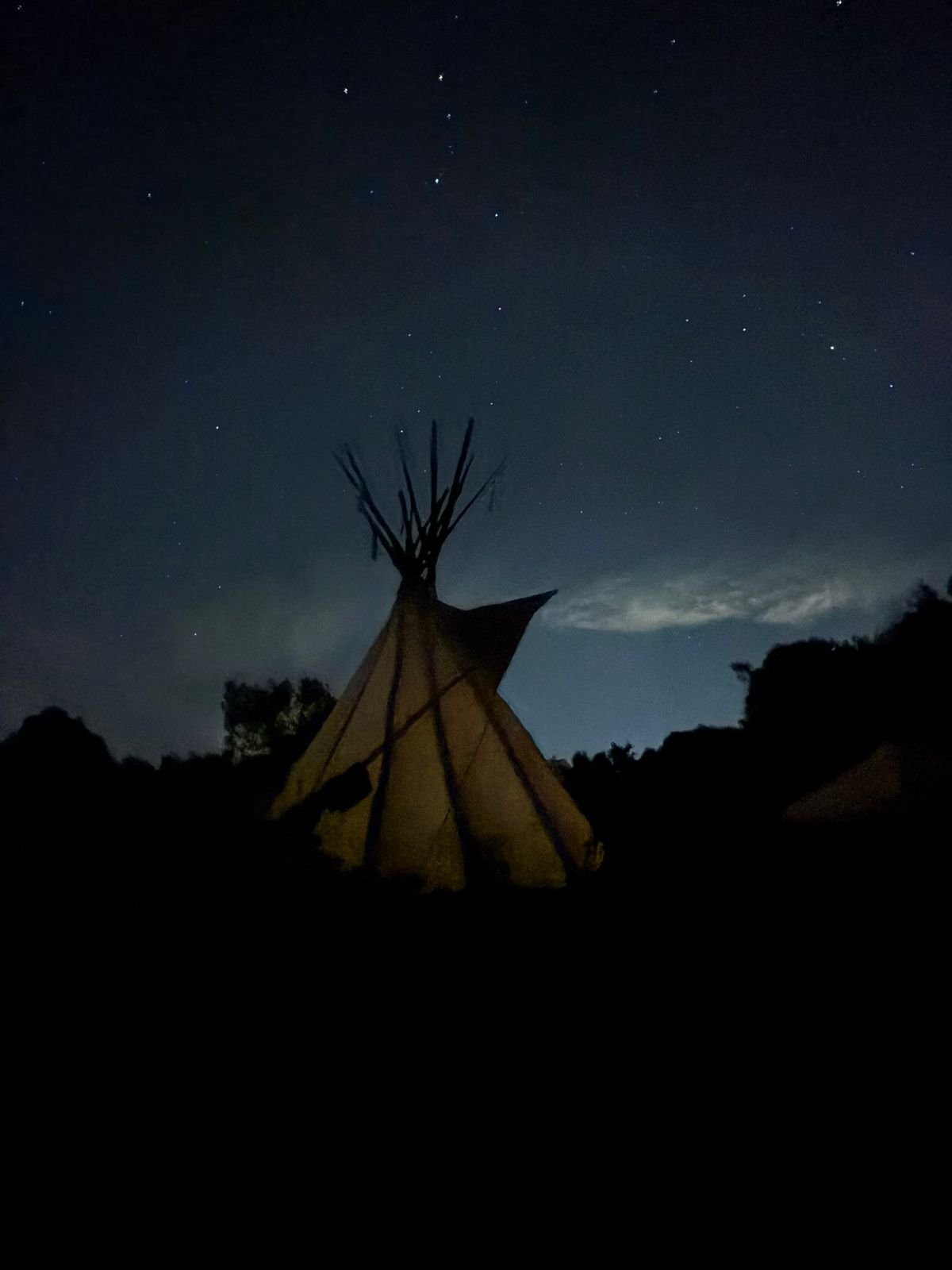 Silueta de tipis al atardecer